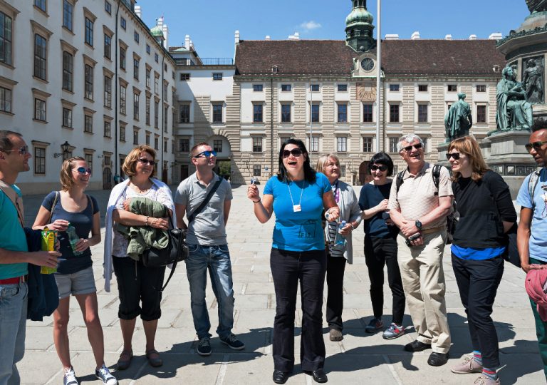 Führungsgruppe vor der Amalienburg