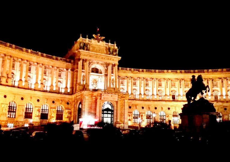 Neue Burg beleuchtet, Statue Prinz Eugen beleuchtet