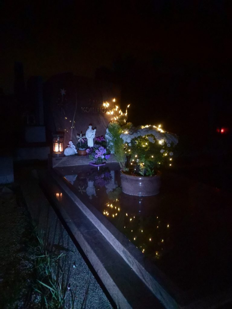 beleuchtetes Grab am Zentralfriedhof